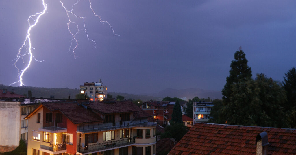 Tempestades e raios no Brasil: como proteger os equipamentos eletrônicos com nobreaks